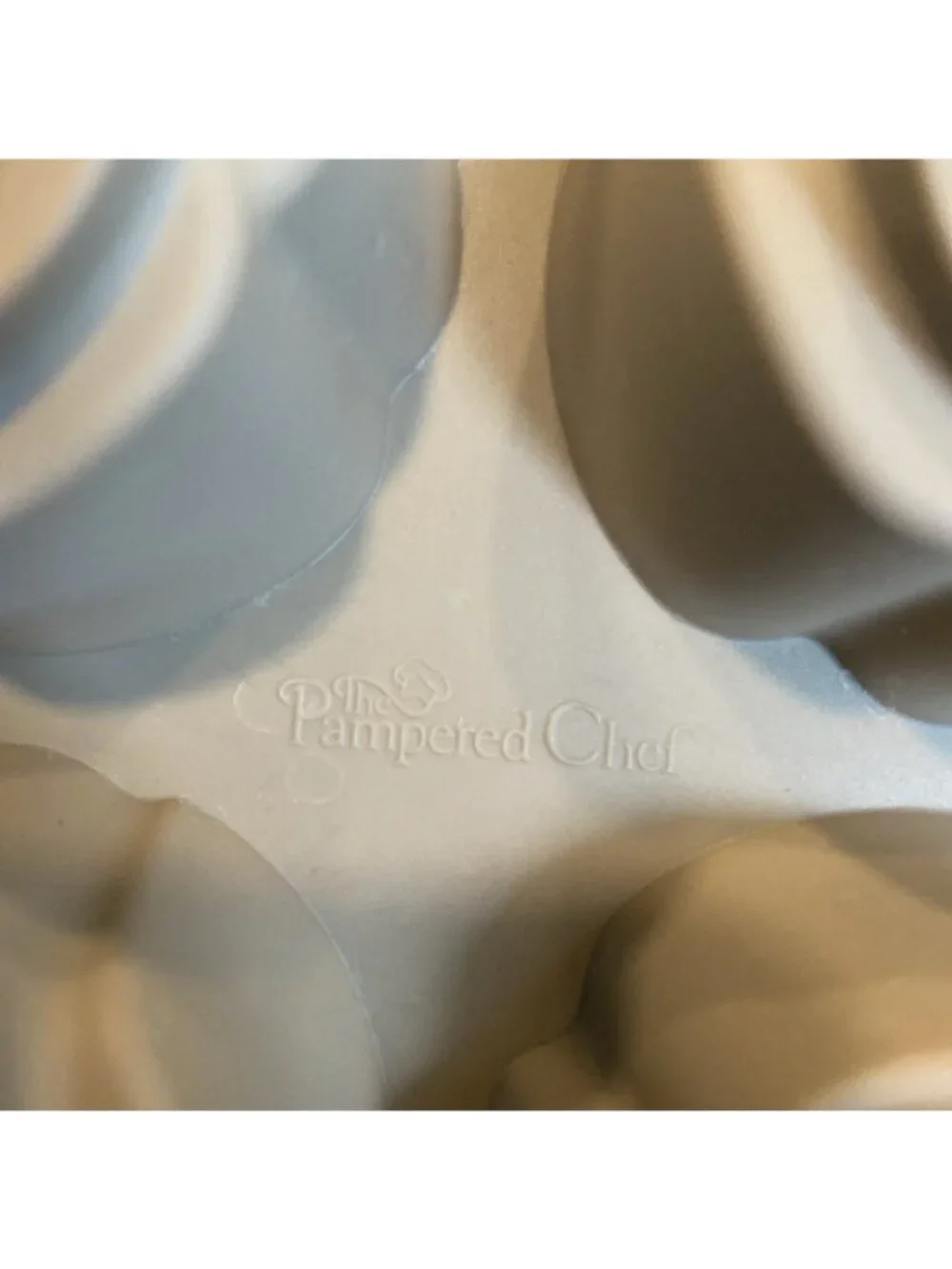 Pampered Chef Silicone Bakeware Floral Cupcake Pan Item #1613